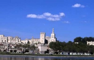 Avignon - Stadtansicht mit dem Papstpalast : Stadtansicht mit dem Papstpalast. Aufgenommen 2001 in Avignon