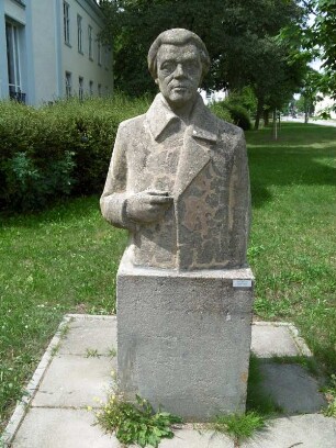 Büste Erich Weinert (vor der Grundschule "Erich Weinert), Eisenhüttenstadt