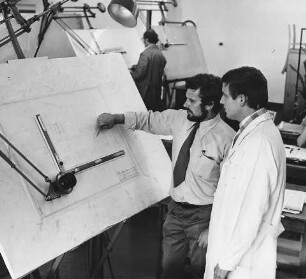 Zwei Mitarbeiter im Konstruktionsbüro, 1970er Jahre, SW-Foto © Kurt Schwarz
