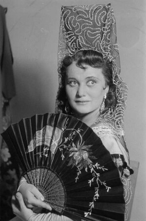 Szenenbilder aus der komischen Oper "Carmen" von Georges Bizet an der Komische Oper Berlin