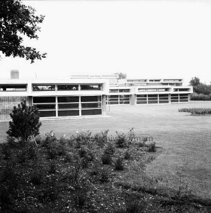Schulen: Grund- und Hauptschule mit Realschulzug Trittau [später Hahnheide-Schule]: Außenansicht: Blick über Schulhof
