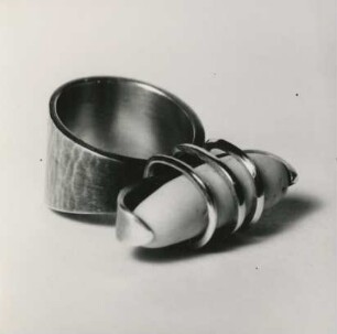 Ring aus Silber mit weißem Kiesel und Golddraht von Erika Brockhausen