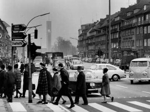 Hamburg-Wandsbek. Fußgänger überqueren die Marktstraße. Im Hintergrund der Turm der Christuskirche