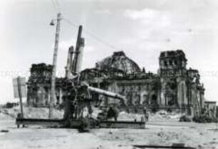 Flak vor dem zerstörten Reichstag