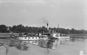 Dresden. Personen-Seitenraddampfer "Schmilka" (1897, Werft Blasewitz) in Fahrt stromauf. Blick über die Elbe Richtung Neustädter Seite
