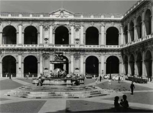 Brunnen auf der Piazza della Madonna, Loreto