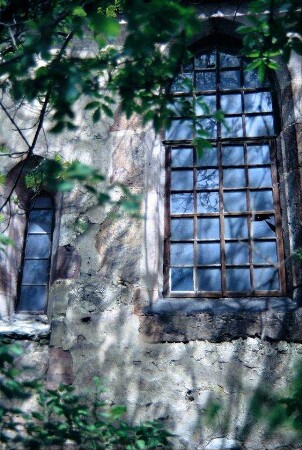 zwei Fenster an der Südseite des Chores, links kleines gotisches Fenster