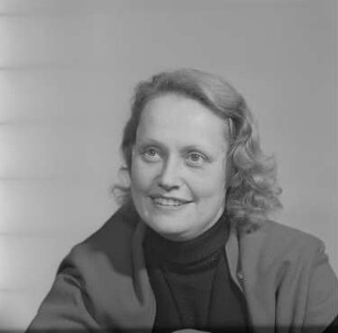 Porträtaufnahmen von Manja Behrens, Schauspielerin am Theater am Schiffbauerdamm Berlin : Porträt von Manja Behrens