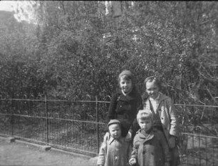 Vier Kinder in einem Dresdener Park (Briesnitz oder Leutewitz)