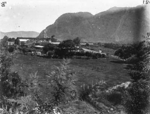 Nogales, Stadtansicht : Die mexikanische Stadt Nogales mit dem Turm des Templo de San Pedro de Maltrata. Im Hintergrund erstreckt sich ein Bergmassiv.