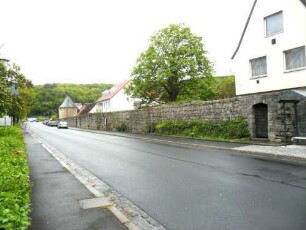 Stadtbefestigung-Ansicht im Süden mit Stadtmauer (Wehrgang im 19 Jh abgetragen-Stadtgraben aufgefüllt) im Verlauf nach Westen zum runden Bollwerksturm im Südwesten