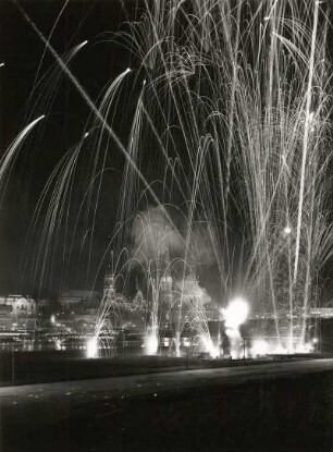 Dresden. Feuerwerk am Neustädter Ufer