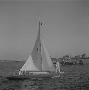 Stralsund. Panorama des Hafens, im Vordergrund ein Segelschiff