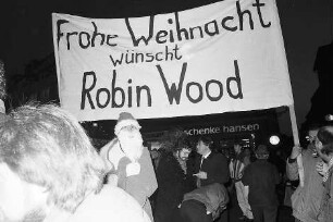 Freiburg im Breisgau: Protestaktion von "Robin Wood" bei der Weihnachtsmarkteröffnung