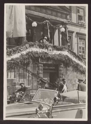Bundespräsident Dr. Theodor Heuss auf der Rathaustreppe. Detmold. Marktplatz. Papierabzug