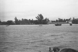 Küstenlinie : Bagamoyo. Boote in einem Hafenbecken