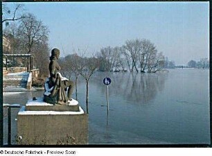 Große Kniende : Elbehochwasser. Im Vordergrund Plastik Große Knieende" (1936; O. Rost) im Rosengarten an der Einmündung Löwenstraße
