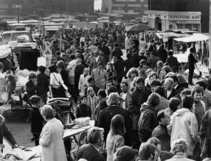 Hamburg-Altona. Ein Sonntagmorgen auf dem Fischmarkt. An den Ständen herrscht ein großes Gedränge. Aufgenommen 1972