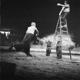 Jongleur Hanno Coldam in der Manege mit Clowns