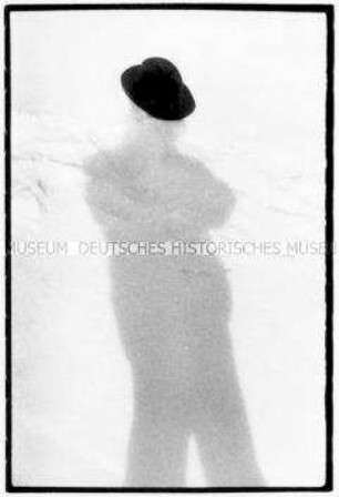 Menschlicher Schatten mit Hut (Altersgruppe 18-21)