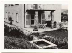 Garten Schindhelm, Kahla: Wohnhaus, Terrasse und Wasserbecken