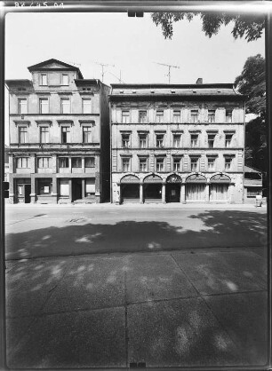 Altenburg, Rosa-Luxemburg-Straße. Wohnhäuser mit Läden. Straßenfront
