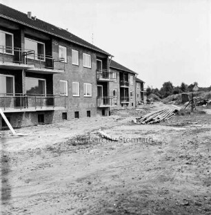 Stemwarde-Siedlung: Tannenweg / Gartenweg / Sandweg: Wohnungsbau: links Wohnblocks mit Rentnerwohnungen vor Fertigstellung: rechts Baumaterial und Haufen mit Gerüststangen: dahinter Einfamilienhaus