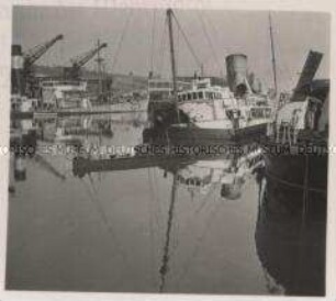 Wehrmachtssoldaten, Zerstörtes Dieppe, Zerstörter britischer Truppentransporter im Hafen