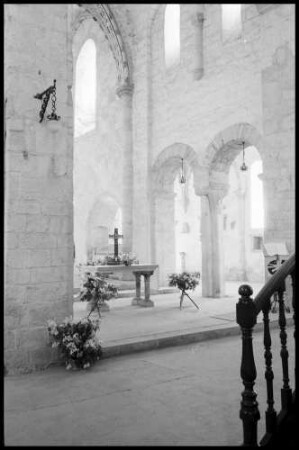 Romainmôtier: Innenraum des Münsters mit Altar