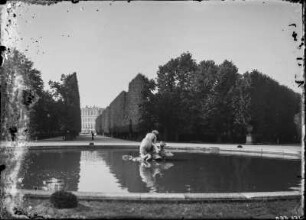 Im Schloßpark zu Schönbrunn : Wien. Schlosspark in Schönbrunn (1705/1706 begonnen, J, Trehet). Nymphenbrunnen und Allee mit beschnittenen Bäumen. Durchblick zum Schloss (1695-1713, J. B. Fischer von Erlach) von Südosten