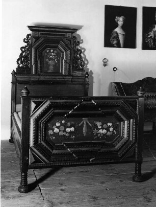 Schwarzes Bett mit Blumendekor : Schwarzes Bett mit Blumendekor. Holz (um 1680). Zeil, Schloß Zeil, Obergeschoß