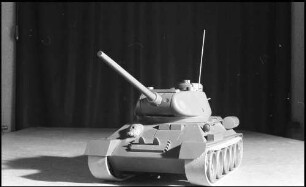 Freiburg: Holzspielzeug, Tank T 34 Modell, von oben