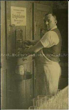 Ein Wirt beim Bier zapfen