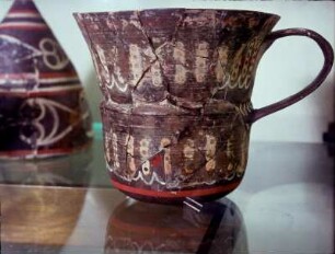 Iraklion. Archäologisches Museum. Polychrome Kamarés-Keramik aus Knossos, 1900-1700 v. Chr. Tasse, 8,5 cm