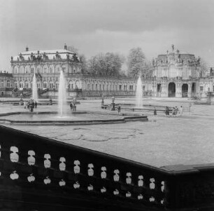Dresden. Zwinger, Blick vom Deutschen Pavillon zum Mathematisch-Physikalischen Salon und zum Wallpavillon
