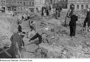Eine Gruppe von Personen arbeitet auf der Baustelle Chausseehaus