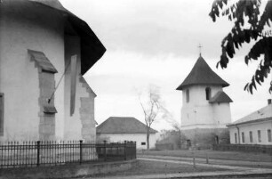 Radauti: Glockenturm mit Teil der Kirche