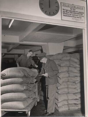 Hamburg. Freihafen. Unverzollter Rohkaffee liegt unter Zollverschluß im Zolleigenlager. Ein Zöllner überprüft Ware und Papiere