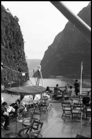 Næerøyfjord: Næerøyfjord, Vordergrund Schiffsdeck