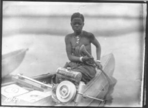 Südliches Afrika. Einheimische in einem Boot mit Rotbart-Motor (?), 1931