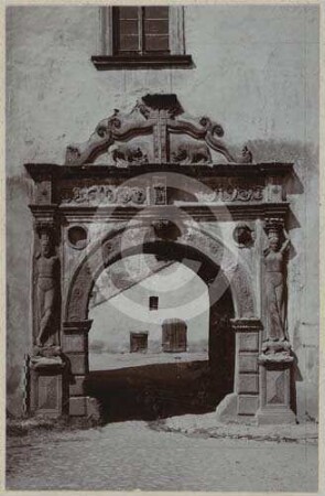 Portal am Bürgerhaus Parchwitz