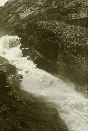 Schweiz, Reußfall : Schweiz. Tal der Reuß unterhalb Andermatt. Der Reußfall an der Teufelsbrücke. (Der Reußfall an der Teufelsbrücke hat eine Höhe von 30 m.)