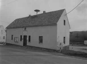 Göppersdorf Sächs.-Schweiz-Kreis). Gemeindeamt, Nr.30 Straßenansicht mit Sirene