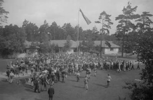 1. Zentrales Pionierlager "Georgi Dimitroff" in Prora auf Rügen : Blick von oben auf eine Pioniergruppe
