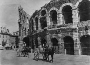 Arena : Zwei Pferdewagen vor einer Arena in Verona.