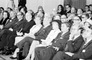 24 Tagung 1974 Chemiker: Frau Tizian, K. Tizian, H. Keßler, Kardinal König, Frau Goppel, A. Goppel, Frau Steurer, Oberbürgermeister Steurer, H.-H. Haunschild; dahinter: Ehepaar Mc Millan, Ehepaar Dées de Sterio