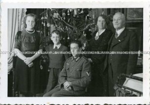 Familienfoto mit Wehrmachtssoldat (Obergefreiter) am Weihnachtsbaum