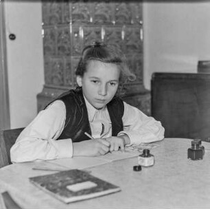 Christel : Portrait eines Kindes am Tisch