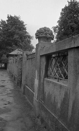 Stadtgartenmauer längs der Bahnhofstraße.