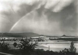 Sächsische Schweiz. Ebenheit bei Reinhardtsdorf mit Regenbogen. Blick vom Wolfsberghang zum Großen Winterberg und Zirkelstein